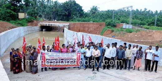  Protesters slam MCC for delaying Padil-Bajal RuB commissioning 2